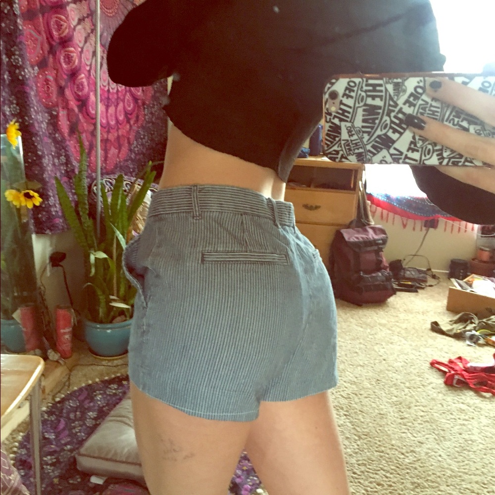 Blue and white stripped gap shorts